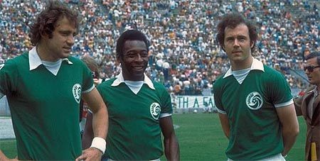 Chinaglia, Pelé e Beckenbauer con la maglia dei New York Cosmos