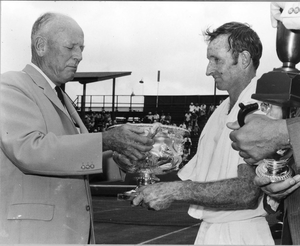 Laver riceve la coppa dell'Open australiano nella canicola di Brisbane