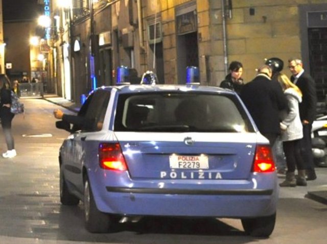 Rapina in centro a Firenze, giovane minacciata con bottiglia rotta: altre 5 aggressioni denunciate
