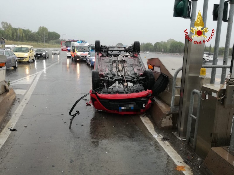 auto_capottata_rosignano_marittimo_autostrada_2019_09_22_