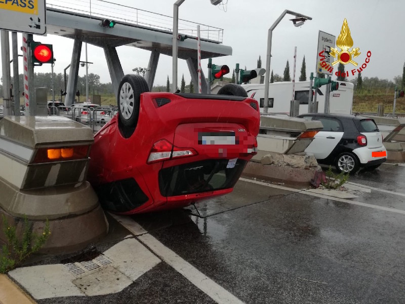 auto_capottata_rosignano_marittimo_autostrada_2019_09_22_2
