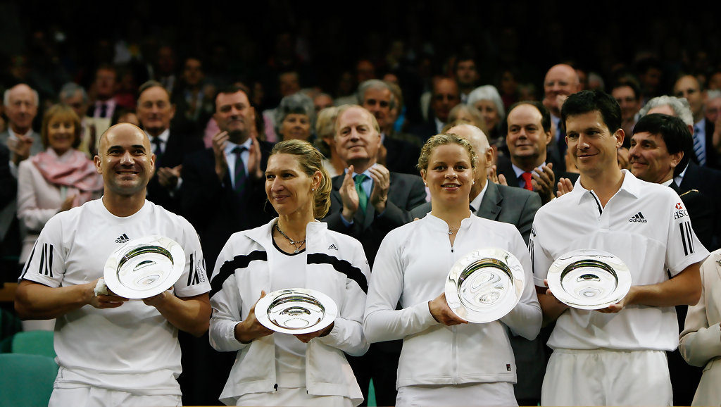 Clijsters con i coniugi Agassi e Tim Henman dopo l'esibizione sul Centrale di Wimbledon