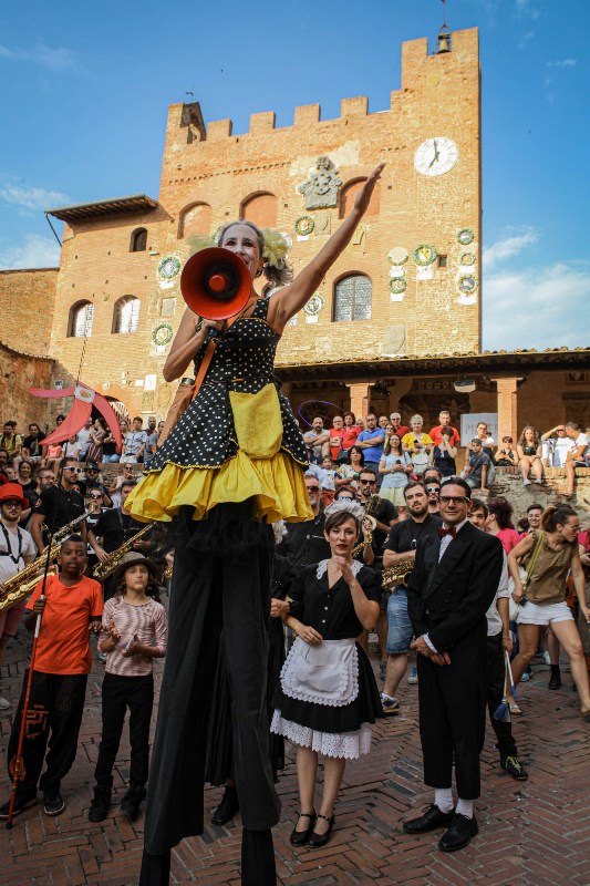 Mercantia 2019 - grande parata artisti in omaggio a Barnelli- foto di Marcello_Senesi - fotoclub_24-36