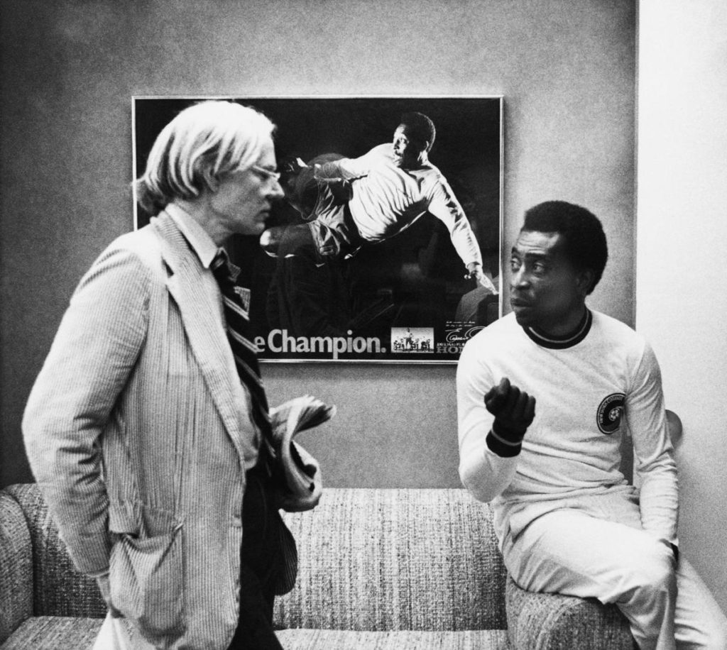 Pelé con Andy Warhol, che gli fece un ritratto