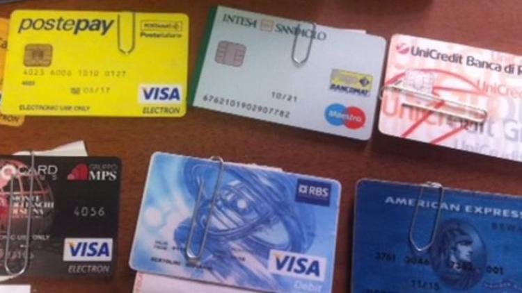 Ruba Carte Di Credito In Due Aziende E Preleva 2100 Euro