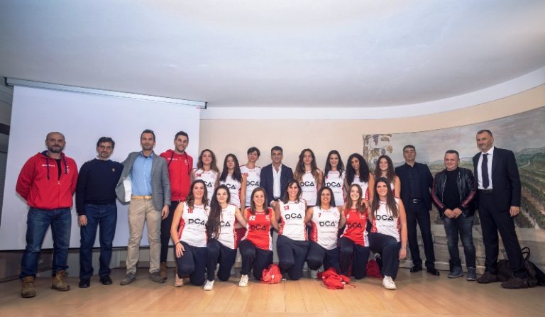 La presentazione della nuova maglia DCA La Perla (foto Andreas Tamarri)