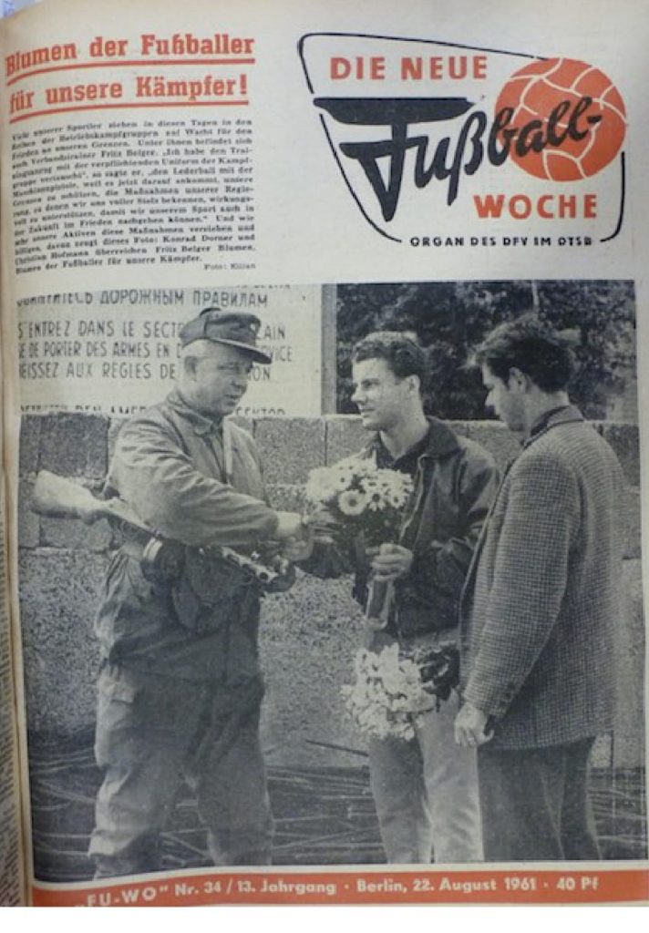 Il 22 agosto 1961, sul settimanale "Die Neue Fußball-Woche", una fotografia ritrae i calciatori della nazionale della RDT Konrad Dorner e Christian Hofmann, che offrono un mazzo di fiori a un soldato che staziona di fronte al costruendo Muro di Berlino