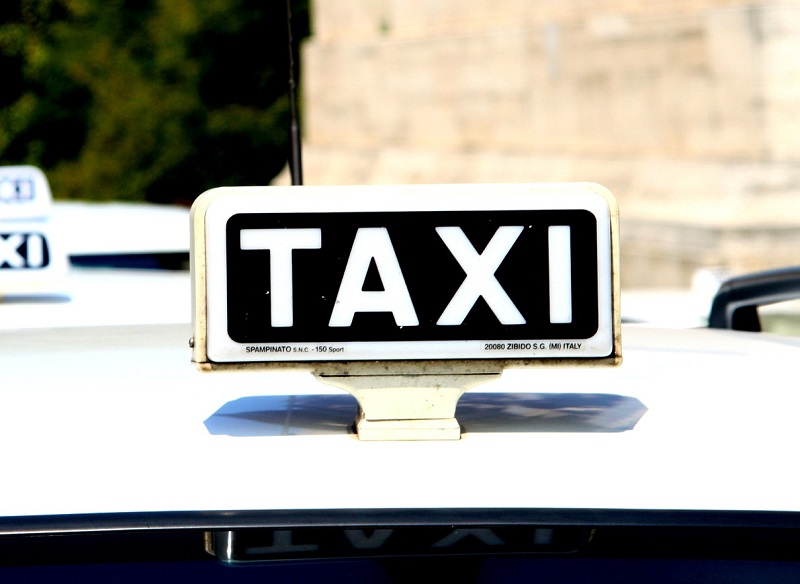 Ruba un taxi alla stazione di Chiusi, 40enne denunciata