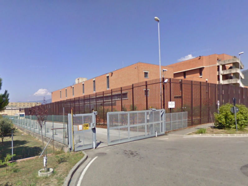 Aggressione nel carcere di Prato, detenuto colpisce agente con uno sgabello