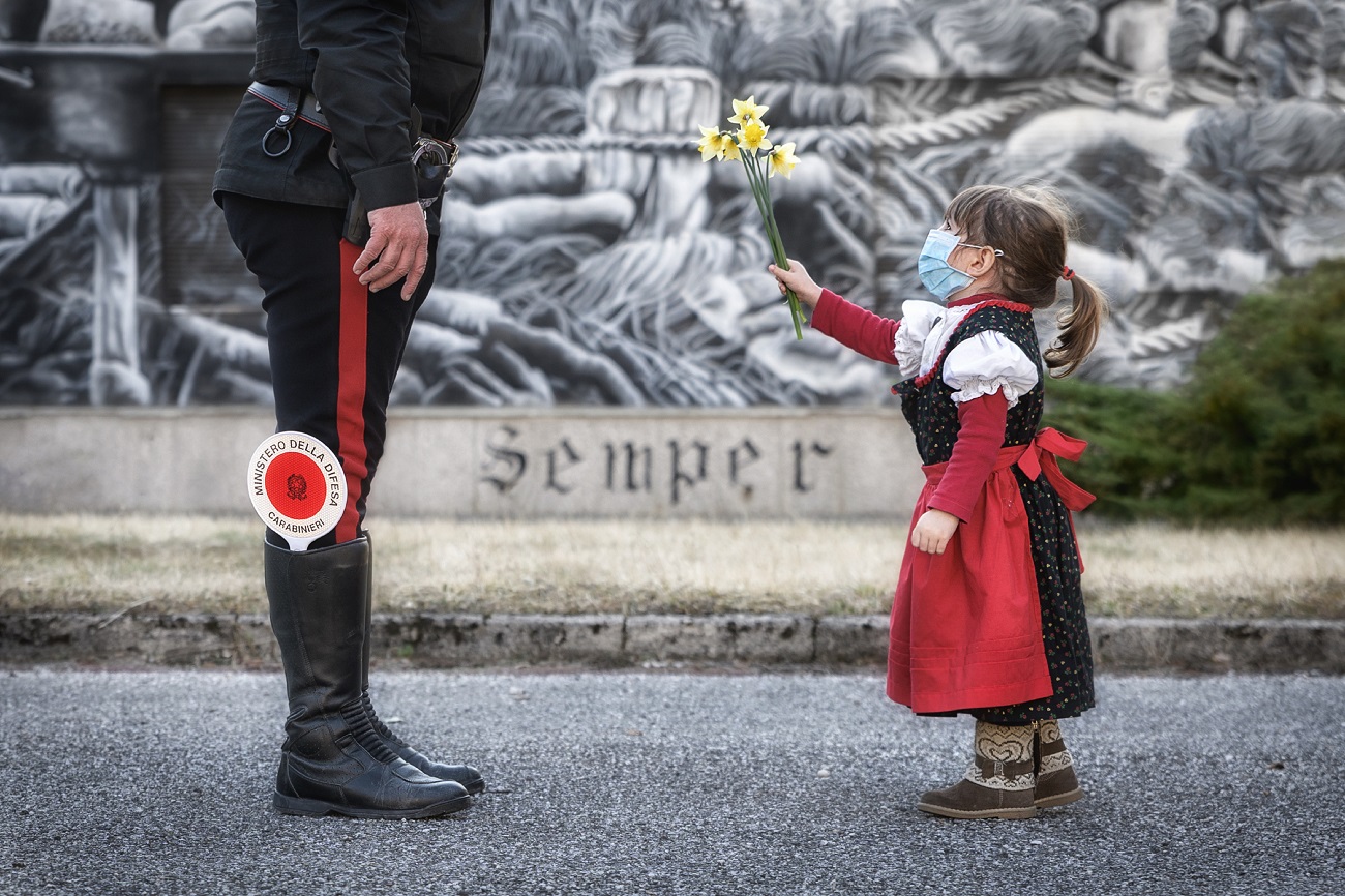 Bimba dona un fiore a un carabiniere: lo scatto che lancia il Siena Awards  2020 