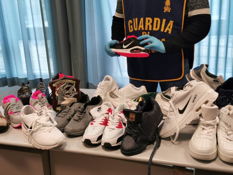 Famiglia vende scarpe contraffatte online, sequestri a Pisa. Segnalati 15  influencer - gonews.it