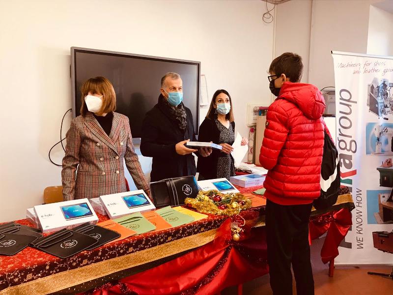 consegna tablet natalizi checchi fucecchio_ (1)