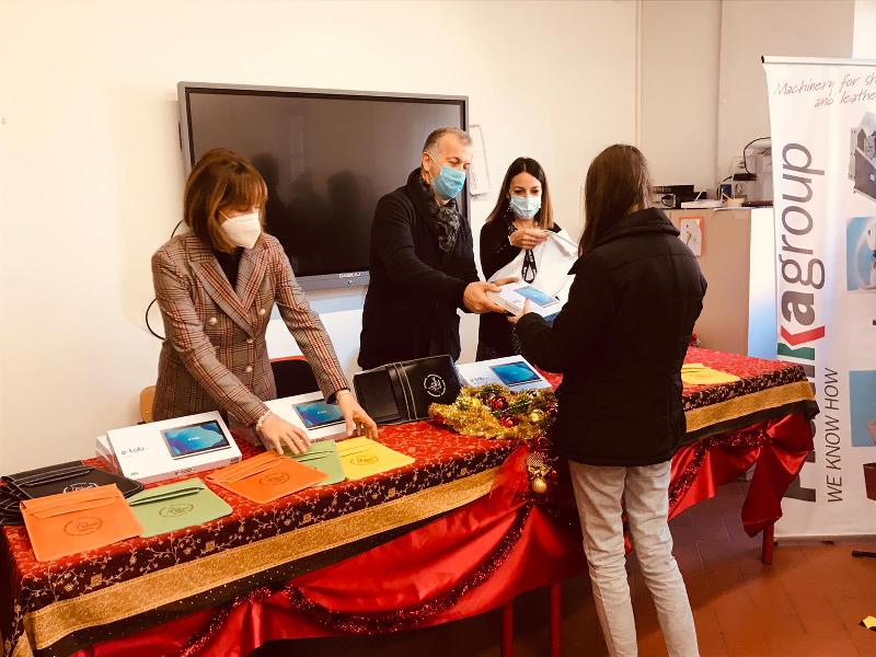 consegna tablet natalizi checchi fucecchio_ (2)