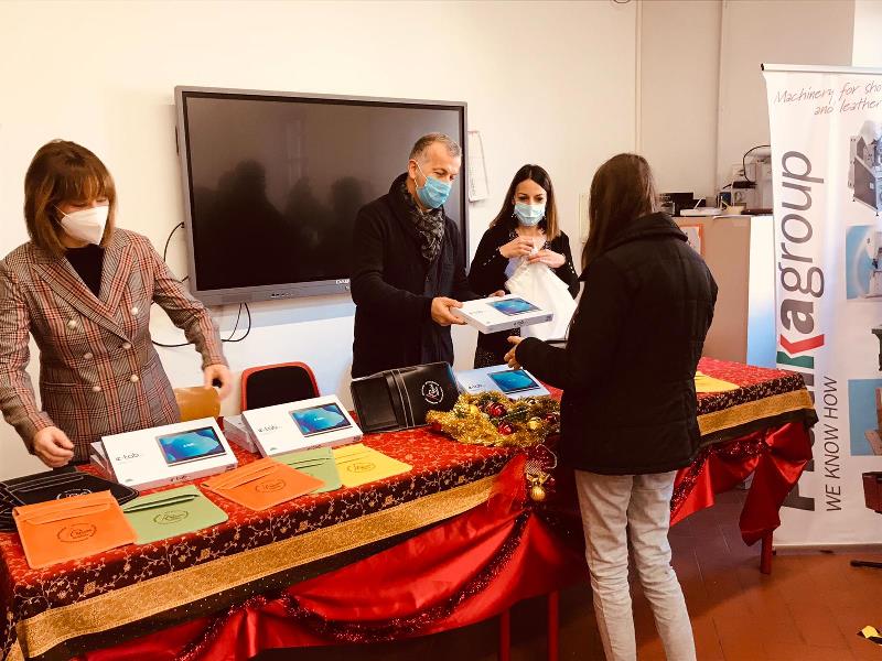 consegna tablet natalizi checchi fucecchio_ (3)