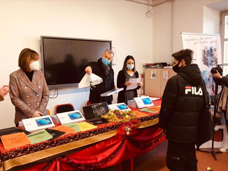 consegna tablet natalizi checchi fucecchio_ (4)