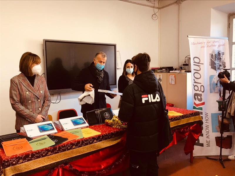 consegna tablet natalizi checchi fucecchio_ (5)