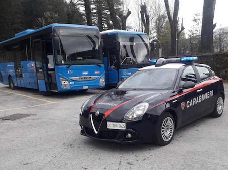Minorenne rapinato su un bus, denunciato 17enne dai carabinieri di Collesalvetti