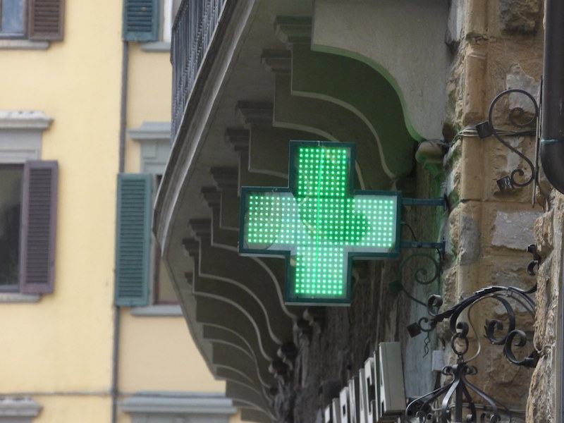 Rapina in una farmacia a Marina di Carrara, in due scappano con 12mila euro