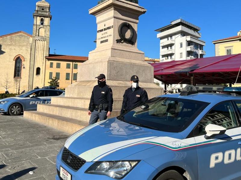 Minorenne rapinato da coetanei mentre aspetta il bus a Pisa: una denuncia