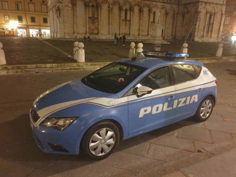 Lanciò sasso contro poliziotto: arrestato tifoso della Carrarese