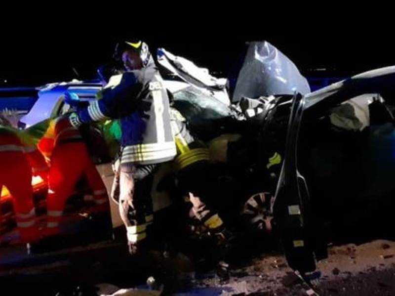 Auto contromano in Fi-Pi-Li poi lo schianto: muore un uomo, 4 giovani feriti