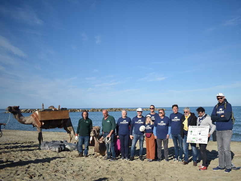 La spiaggia ripulita da dromedari e volontari, dove i rifiuti provengono dal mare