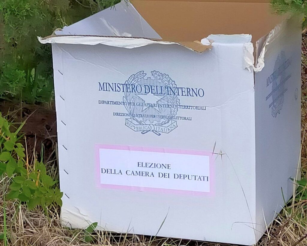 Urna elettorale abbandonata a Montespertoli, il sindaco: "Rifiuto perso per strada"