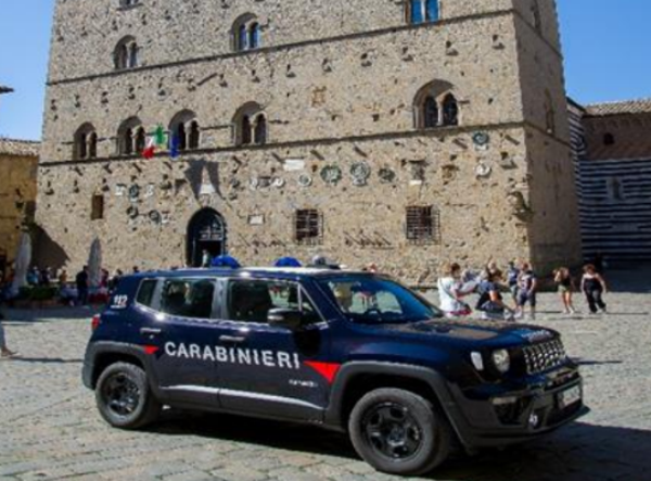 Minaccia la ex e aggredisce i carabinieri, arrestato a Volterra