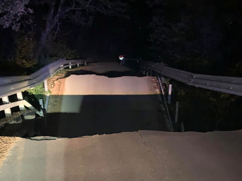 Crolla un ponte in Valdicecina, il sindaco: "Tragedia sfiorata"