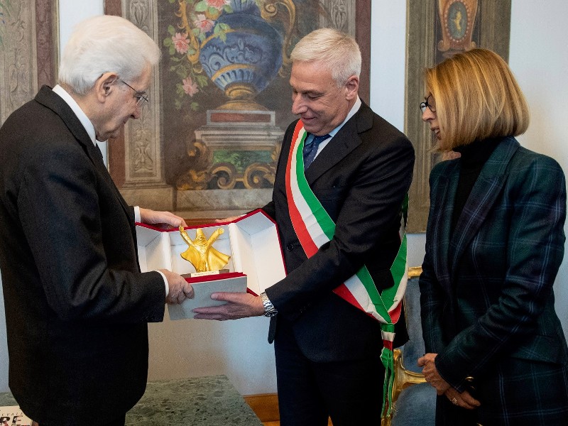 Carnevale di Viareggio al Quirinale, il presidente Mattarella riceve il Burlamacco d'Oro