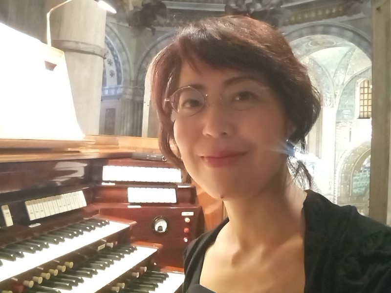 giapponese Michiko Kato suona storico e antico organo della