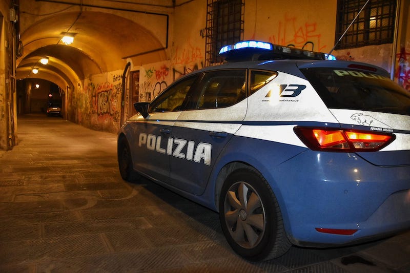 Tenta furto in banca, scoperto dal rumore: arrestato a Pisa