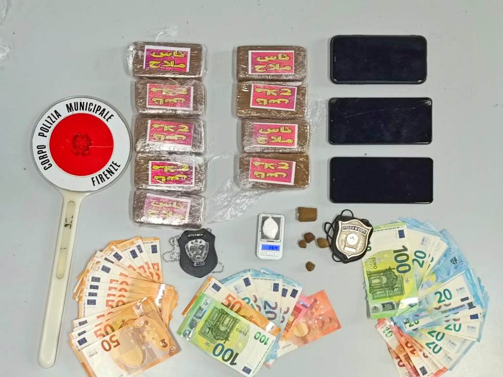Quasi un kg di droga nello scooter rubato, un arresto e una denuncia a Firenze