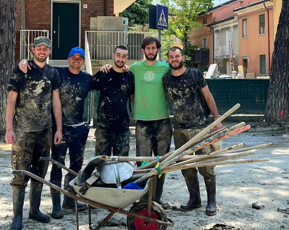 Cinque amici da San Miniato a Faenza per spalare il fango: "Ti rendi conto dei veri problemi"