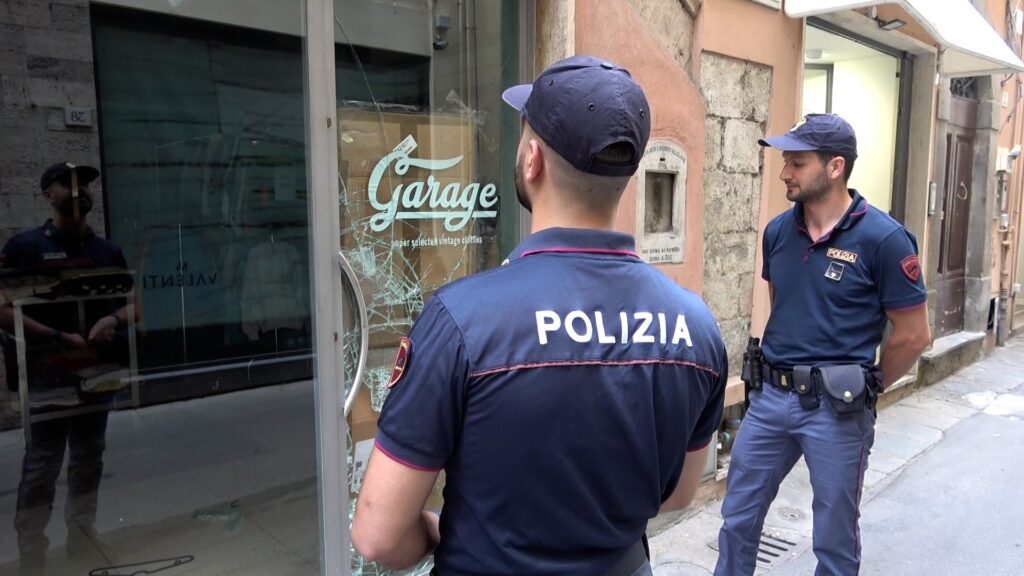 Rubano giubbotti di marca spaccando le vetrine: arrestato un 19enne di Santa Croce e un 25enne di Empoli