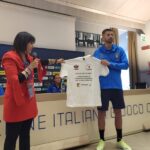 Guglielmo Vicario durante la premiazione