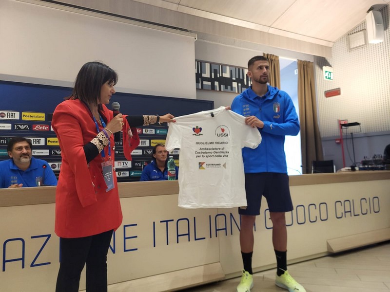 Guglielmo Vicario durante la premiazione