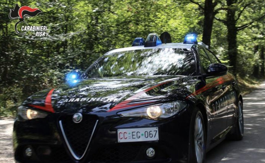 Alla guida in stato di ebbrezza, finiscono contro auto parcheggiate: due denunce nel Pisano