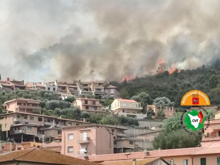 Incendi in tre province della Toscana fiamme minacciano case a Porto Santo Stefano gonews.it