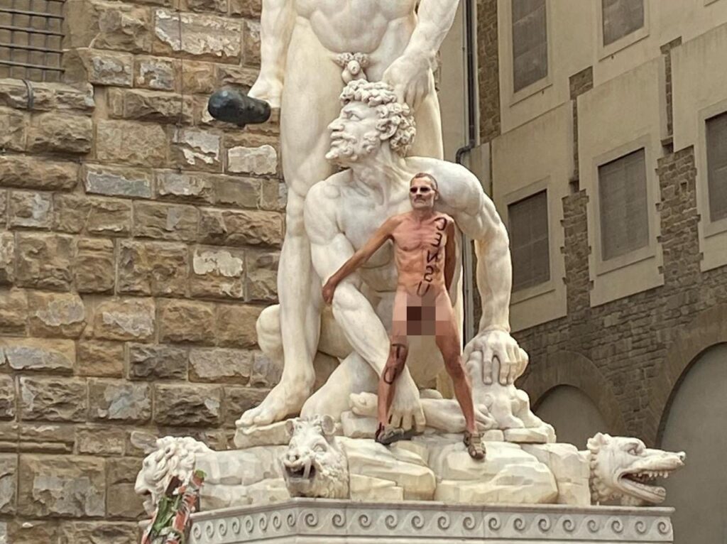 Daspo urbano per il manifestante nudo in piazza della Signoria