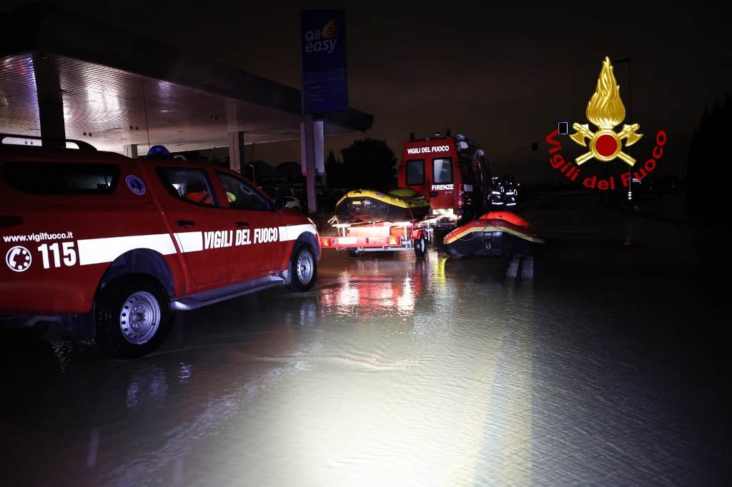 maltempo_2_3_novembre_campi_bisenzio_allagamenti_sommozzatori_2