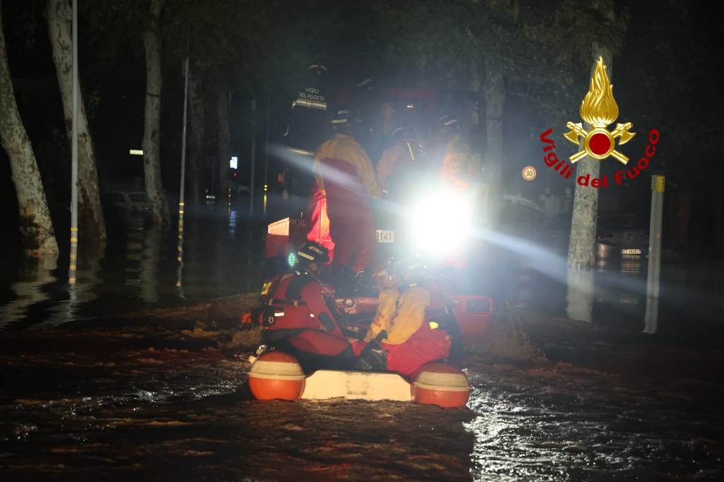 maltempo_2_3_novembre_campi_bisenzio_allagamenti_sommozzatori_3