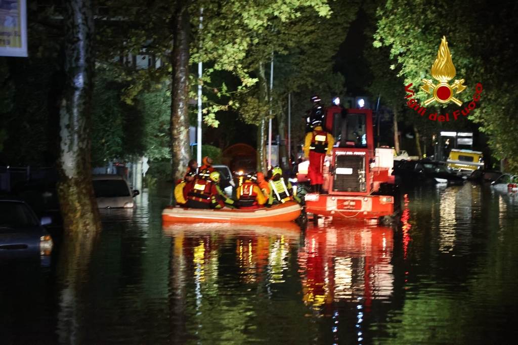 maltempo_2_3_novembre_campi_bisenzio_allagamenti_sommozzatori_9