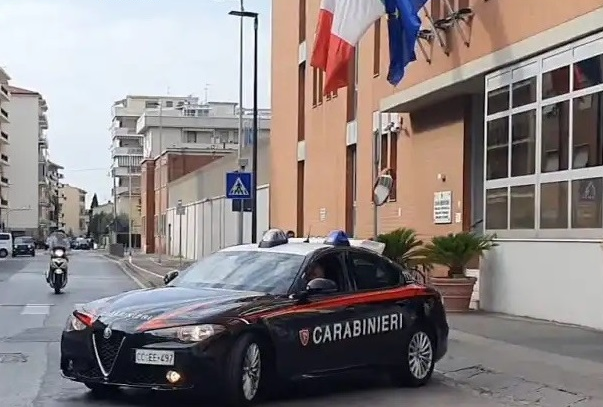 Viola il divieto di avvicinamento, i carabinieri lo trovano a casa della ex: arrestato