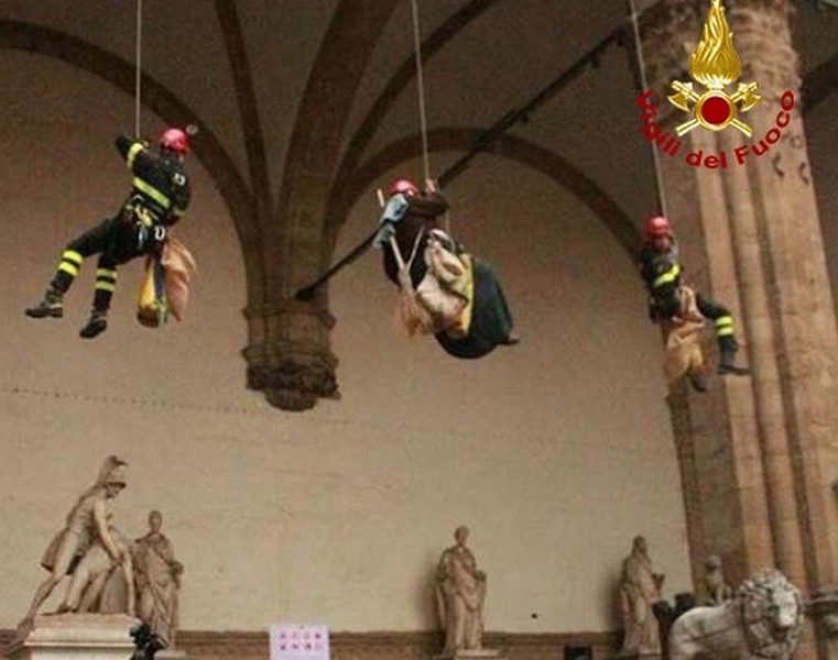 Maltempo a Firenze, annullata la calata della Befana