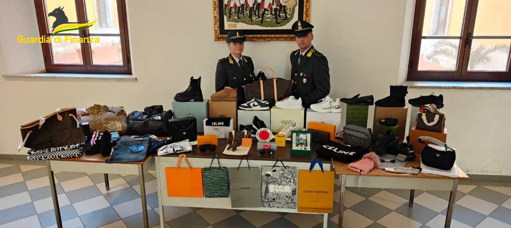Falsi D autore Scovati Dai Pacchi Dei Corrieri Sequestro Da 3 Milioni 