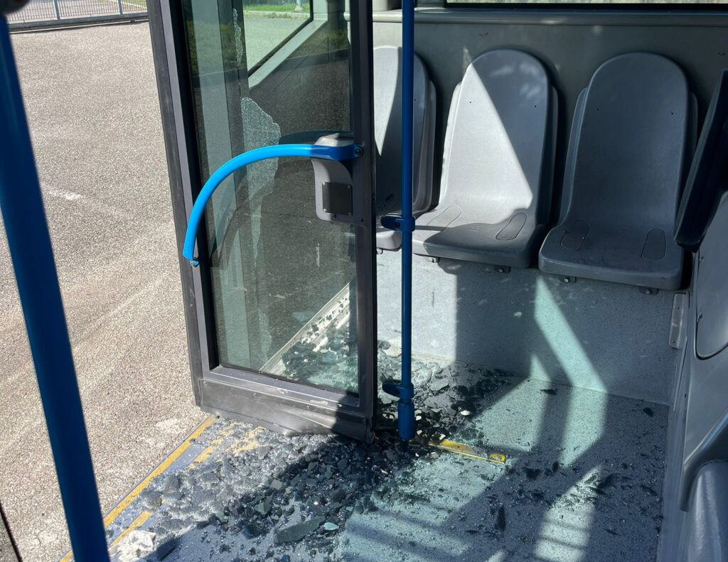 Studente spacca vetro del bus, corsa sospesa: si valuta la denuncia