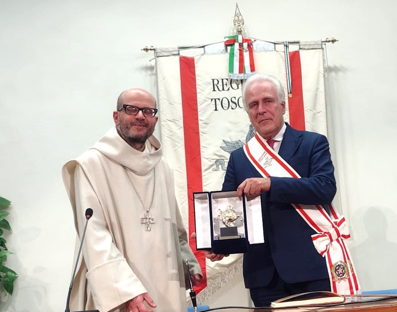 Il presidente Giani consegna il Pegaso d’oro a padre Bernardo gonews.it