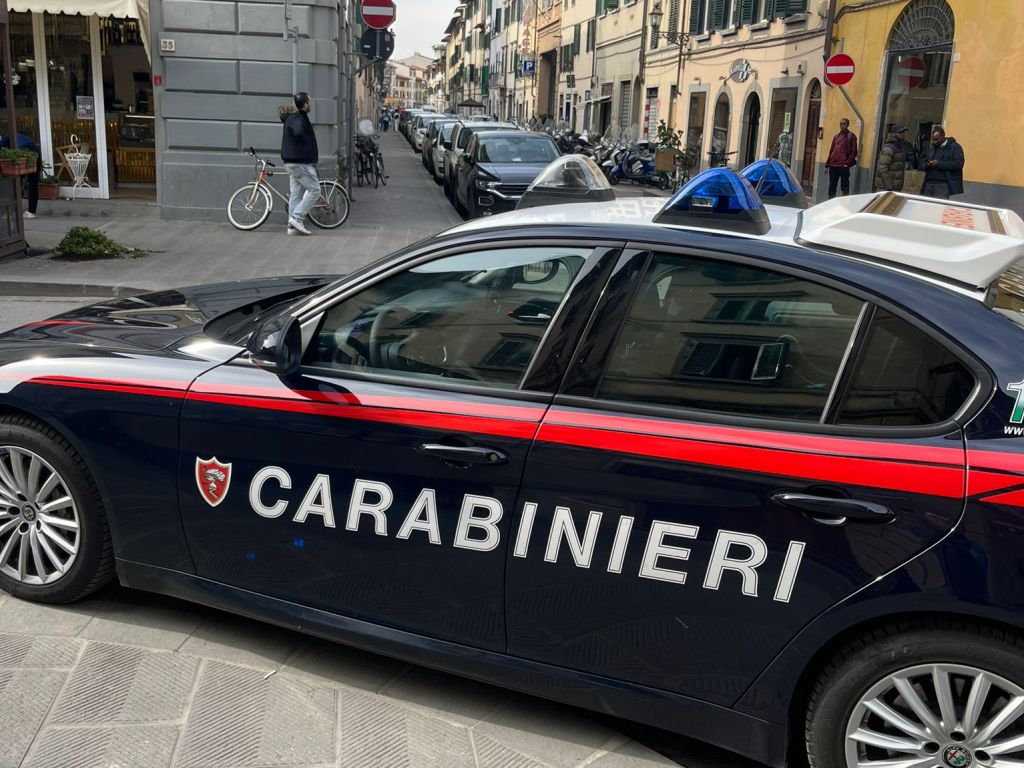 Livorno, coppia di giovani ferita con un coltello: indagini avviate