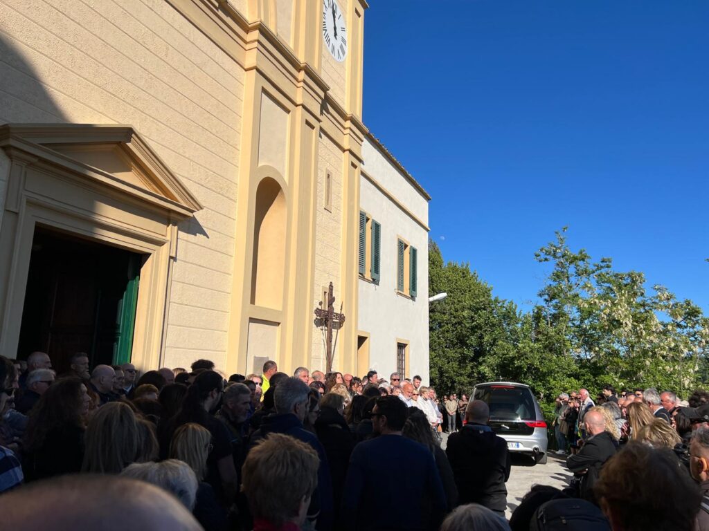 Palaia saluta Alessandro D'Andrea, oggi i funerali del 37enne con centinaia di persone